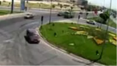 Otomobilin metrelerce kaydığı anlar kamerada Otomobilin metrelerce kaydığı anlar kamerada