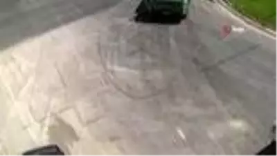 Otomobilin metrelerce kaydığı anlar kamerada Otomobilin metrelerce kaydığı anlar kamerada