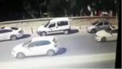 Otomobilinin çalındığını anlayınca peşinden böyle koştu Otomobilinin çalındığını anlayınca peşinden böyle koştu