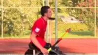 Paralimpik tenisçi Emirhan, raketini hep başarı için sallıyor Paralimpik tenisçi Emirhan, raketini hep başarı için sallıyor
