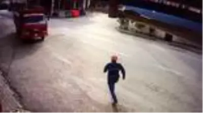 Park ettiği kamyonun freni boşalınca peşinden böyle koştu Park ettiği kamyonun freni boşalınca peşinden böyle koştu