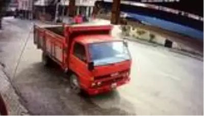 Park ettiği kamyonun freni boşalınca peşinden böyle koştu Park ettiği kamyonun freni boşalınca peşinden böyle koştu