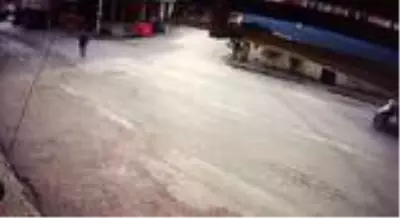 Park ettiği kamyonun freni boşalınca peşinden böyle koştu Park ettiği kamyonun freni boşalınca peşinden böyle koştu