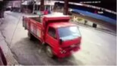 Park ettiği kamyonun freni boşalınca peşinden böyle koştu Park ettiği kamyonun freni boşalınca peşinden böyle koştu