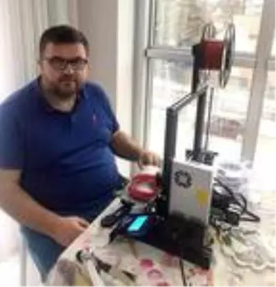 Sağlık çalışanları için siperlik üreten okul müdürü koronavirüs nedeniyle hayatını kaybetti Sağlık çalışanları için siperlik üreten okul müdürü koronavirüs nedeniyle hayatını kaybetti