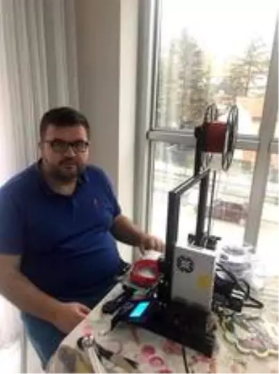 Son Dakika | Sağlık çalışanları için siperlik üreten okul müdürü korona virüsten hayatını kaybetti Son Dakika | Sağlık çalışanları için siperlik üreten okul müdürü korona virüsten hayatını kaybetti