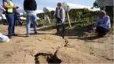 Bilim adamlarından Sarıgöl'deki fay hattında inceleme Bilim adamlarından Sarıgöl'deki fay hattında inceleme