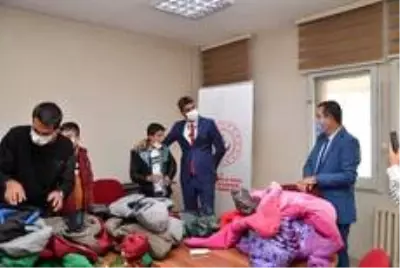 Son dakika! Sokakta çalışan çocuklara mont ve bot desteği Son dakika! Sokakta çalışan çocuklara mont ve bot desteği