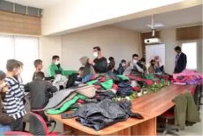 Son dakika! Sokakta çalışan çocuklara mont ve bot desteği Son dakika! Sokakta çalışan çocuklara mont ve bot desteği
