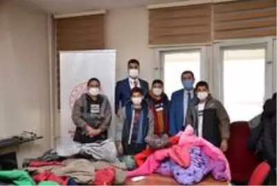 Son dakika! Sokakta çalışan çocuklara mont ve bot desteği Son dakika! Sokakta çalışan çocuklara mont ve bot desteği