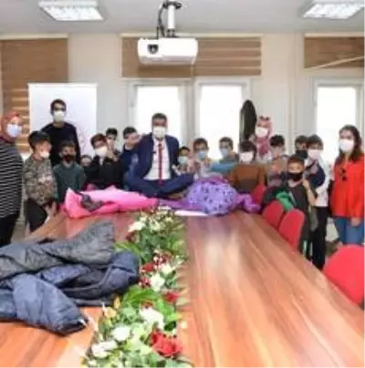Son dakika! Sokakta çalışan çocuklara mont ve bot desteği Son dakika! Sokakta çalışan çocuklara mont ve bot desteği