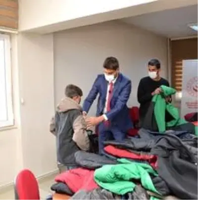 Son dakika! Sokakta çalışan çocuklara mont ve bot desteği Son dakika! Sokakta çalışan çocuklara mont ve bot desteği