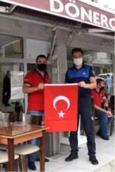 Süleymanpaşa Belediyesinden hem bayrak hem kandil simidi Süleymanpaşa Belediyesinden hem bayrak hem kandil simidi