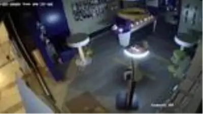 Şüphelilerin, GSM firması mağazasından yaptığı hırsızlık güvenlik kamerasında Şüphelilerin, GSM firması mağazasından yaptığı hırsızlık güvenlik kamerasında