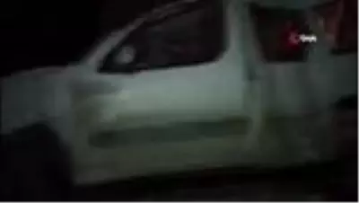 Süratli otomobil 2 elektrik direğini bükerek durabildi Süratli otomobil 2 elektrik direğini bükerek durabildi