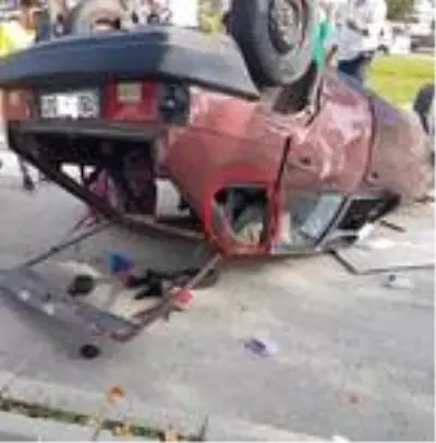 Takla atarak, ters dönen otomobildeki 2 kişi yaralandı Takla atarak, ters dönen otomobildeki 2 kişi yaralandı