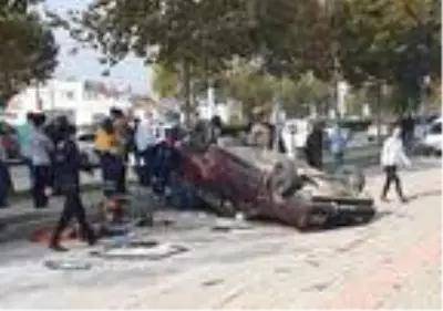 Takla atarak, ters dönen otomobildeki 2 kişi yaralandı Takla atarak, ters dönen otomobildeki 2 kişi yaralandı