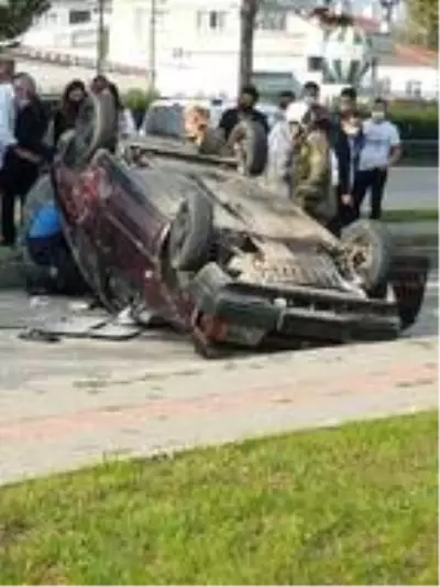 Takla atarak, ters dönen otomobildeki 2 kişi yaralandı Takla atarak, ters dönen otomobildeki 2 kişi yaralandı