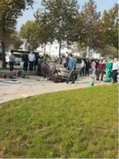 Takla atarak, ters dönen otomobildeki 2 kişi yaralandı Takla atarak, ters dönen otomobildeki 2 kişi yaralandı