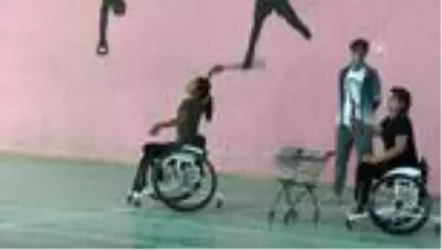 Son dakika haberi! Tenisle engellerini unutan Şırnaklı gençlerin hedefi milli formayı giymek Son dakika haberi! Tenisle engellerini unutan Şırnaklı gençlerin hedefi milli formayı giymek