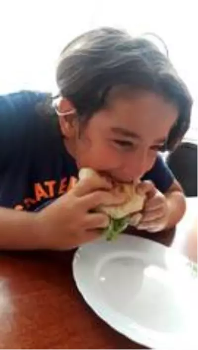 Üreten kadınlardan çocuklar için katkısız 'Anne Burger' Üreten kadınlardan çocuklar için katkısız 'Anne Burger'