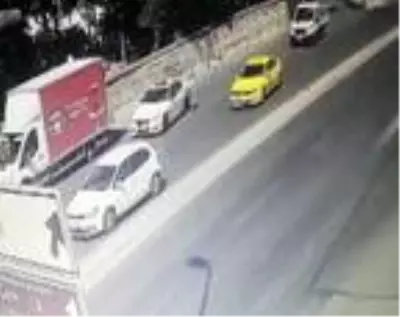 Üsküdar'da çalınan aracının peşinden böyle koştu Üsküdar'da çalınan aracının peşinden böyle koştu