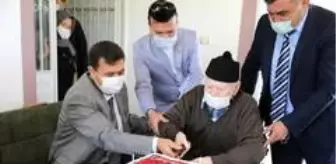 Adalet Komisyonu: Vali Arslantaş'tan Cumhuriyet doğumlu Mehmet dedeye doğum günü sürprizi Adalet Komisyonu: Vali Arslantaş'tan Cumhuriyet doğumlu Mehmet dedeye doğum günü sürprizi