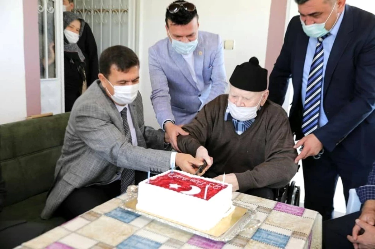 Vali Arslantaş'tan Cumhuriyet doğumlu Mehmet dedeye doğum günü sürprizi