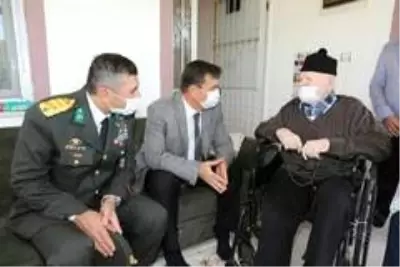 Vali Arslantaş'tan Cumhuriyet doğumlu Mehmet dedeye doğum günü sürprizi
