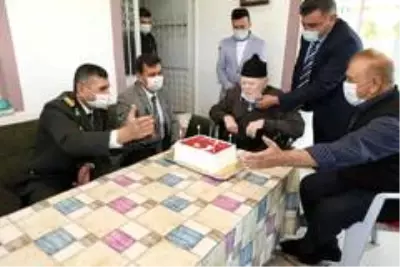 Vali Arslantaş'tan Cumhuriyet doğumlu Mehmet dedeye doğum günü sürprizi