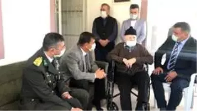 Vali Arslantaş'tan Cumhuriyet doğumlu Mehmet dedeye doğum günü sürprizi