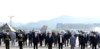 Cumhuriyet Halk Partisi: Vali cadde boyu gezerek esnafa ve vatandaşa Türk bayrağı dağıttı Cumhuriyet Halk Partisi: Vali cadde boyu gezerek esnafa ve vatandaşa Türk bayrağı dağıttı