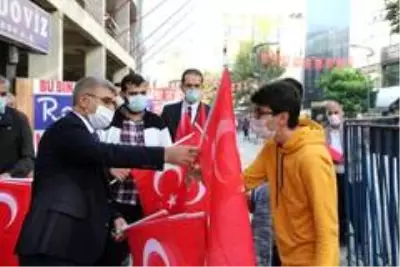 Vali cadde boyu gezerek esnafa ve vatandaşa Türk bayrağı dağıttı Vali cadde boyu gezerek esnafa ve vatandaşa Türk bayrağı dağıttı