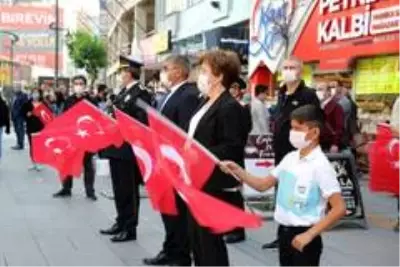 Vali cadde boyu gezerek esnafa ve vatandaşa Türk bayrağı dağıttı Vali cadde boyu gezerek esnafa ve vatandaşa Türk bayrağı dağıttı