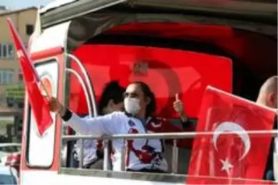 Vali cadde boyu gezerek esnafa ve vatandaşa Türk bayrağı dağıttı Vali cadde boyu gezerek esnafa ve vatandaşa Türk bayrağı dağıttı