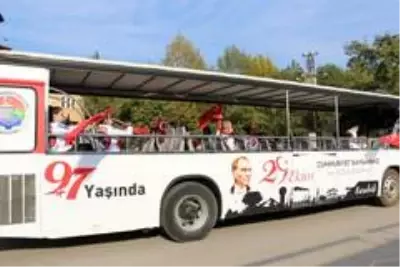 Vali cadde boyu gezerek esnafa ve vatandaşa Türk bayrağı dağıttı Vali cadde boyu gezerek esnafa ve vatandaşa Türk bayrağı dağıttı