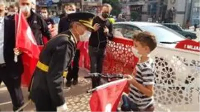 Vali cadde boyu gezerek esnafa ve vatandaşa Türk bayrağı dağıttı Vali cadde boyu gezerek esnafa ve vatandaşa Türk bayrağı dağıttı