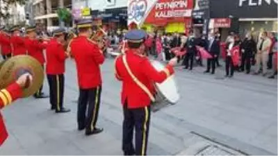 Vali cadde boyu gezerek esnafa ve vatandaşa Türk bayrağı dağıttı Vali cadde boyu gezerek esnafa ve vatandaşa Türk bayrağı dağıttı