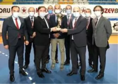 Valilik Kupası Şampiyonasında kupa ve madalyalar törenle verildi Valilik Kupası Şampiyonasında kupa ve madalyalar törenle verildi