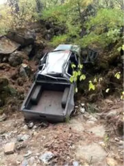 Virajı alamayan sürücü kamyonetiyle uçuruma yuvarlandı: 1 ölü, 1 yaralı Virajı alamayan sürücü kamyonetiyle uçuruma yuvarlandı: 1 ölü, 1 yaralı