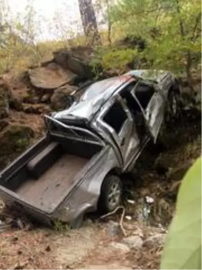 Virajı alamayan sürücü kamyonetiyle uçuruma yuvarlandı: 1 ölü, 1 yaralı Virajı alamayan sürücü kamyonetiyle uçuruma yuvarlandı: 1 ölü, 1 yaralı