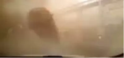 Orman yangınında tahliye edilen fabrikanın önünde otomobiliyle hortuma kapılan kadının beli kırıldı Orman yangınında tahliye edilen fabrikanın önünde otomobiliyle hortuma kapılan kadının beli kırıldı