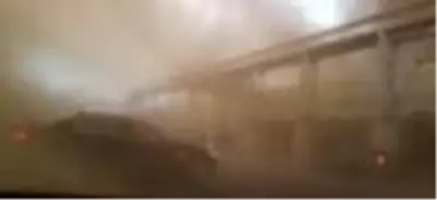 Orman yangınında tahliye edilen fabrikanın önünde otomobiliyle hortuma kapılan kadının beli kırıldı Orman yangınında tahliye edilen fabrikanın önünde otomobiliyle hortuma kapılan kadının beli kırıldı