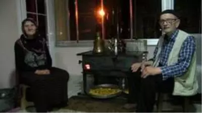 Yaşlı çift sırt sırta verip kışa hazırlanıyor