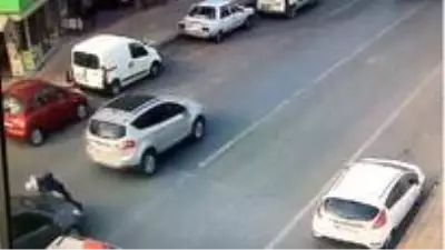 Son dakika haberi! Yolun karşısına geçmek isteyen yayaya otomobil çarptı... Çarpma anı kamerada Son dakika haberi! Yolun karşısına geçmek isteyen yayaya otomobil çarptı... Çarpma anı kamerada