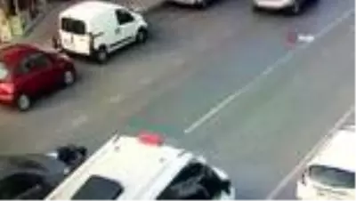 Son dakika haberi! Yolun karşısına geçmek isteyen yayaya otomobil çarptı... Çarpma anı kamerada Son dakika haberi! Yolun karşısına geçmek isteyen yayaya otomobil çarptı... Çarpma anı kamerada