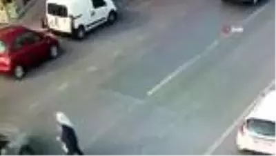 Son dakika haberi! Yolun karşısına geçmek isteyen yayaya otomobil çarptı... Çarpma anı kamerada Son dakika haberi! Yolun karşısına geçmek isteyen yayaya otomobil çarptı... Çarpma anı kamerada
