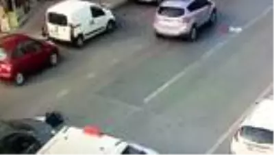 Son dakika haberi! Yolun karşısına geçmek isteyen yayaya otomobil çarptı... Çarpma anı kamerada Son dakika haberi! Yolun karşısına geçmek isteyen yayaya otomobil çarptı... Çarpma anı kamerada
