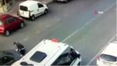 Son dakika haberi! Yolun karşısına geçmek isteyen yayaya otomobil çarptı... Çarpma anı kamerada Son dakika haberi! Yolun karşısına geçmek isteyen yayaya otomobil çarptı... Çarpma anı kamerada