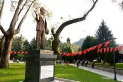 Zonguldak'ın ilk milletvekili Tunalı Hilmi'nin heykeli açıldı Zonguldak'ın ilk milletvekili Tunalı Hilmi'nin heykeli açıldı